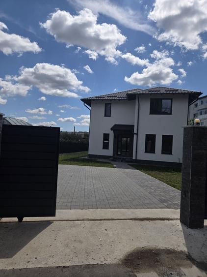 Casă cu 4 camere cu Teren 600 Mp în Central