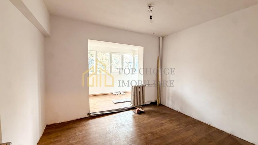 Apartament cu 3 camere semidecomandat, mobilat în Tei