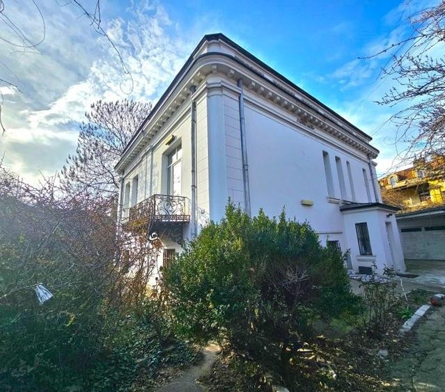 Casă cu 8 camere cu Garaj în Unirii