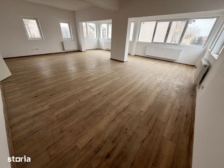 Casă cu 8 camere cu Teren 495 Mp în Glina