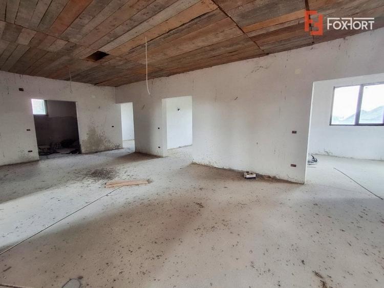 Casă individuală cu 13 camere cu Canalizare în Recaș