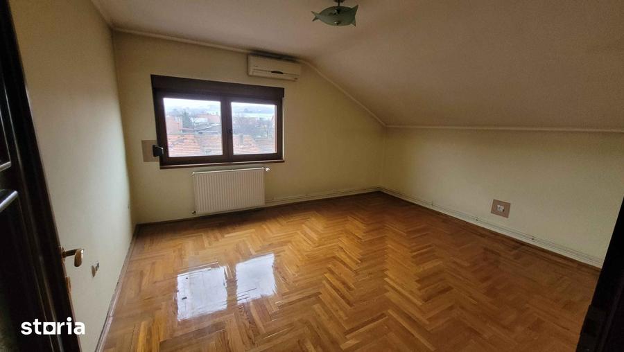 Casă cu Teren 2001 Mp în Central