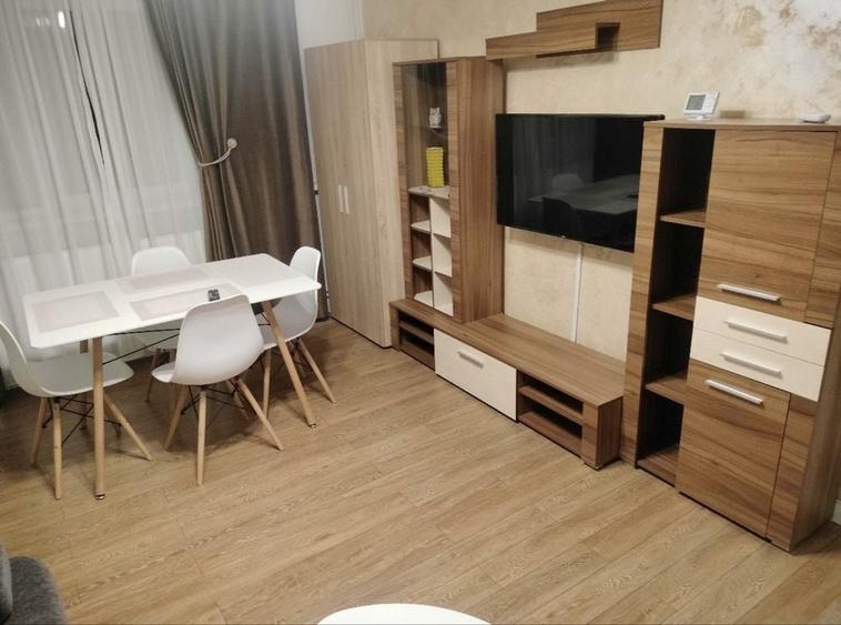 Apartament cu 3 camere semidecomandat în Craiovița Nouă