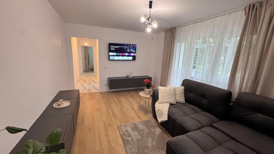 Apartament cu 3 camere decomandat, mobilat în Titan