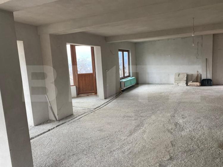 Casă individuală cu 5 camere cu Teren 7100 Mp în Exterior Nord
