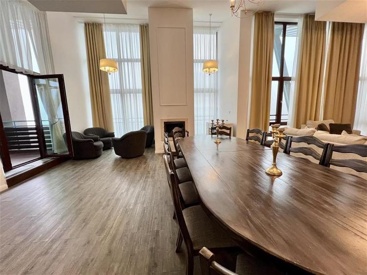 Apartament cu 6 camere decomandat, mobilat în Poiana Brașov