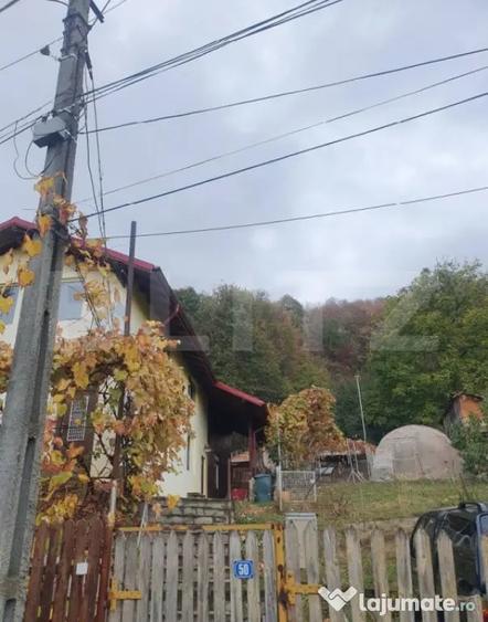 Casă cu 4 camere cu Teren 1500 Mp în Cornu