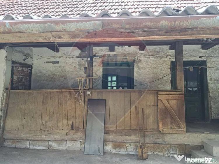 Casă cu 4 camere cu Teren 2800 Mp în Laz