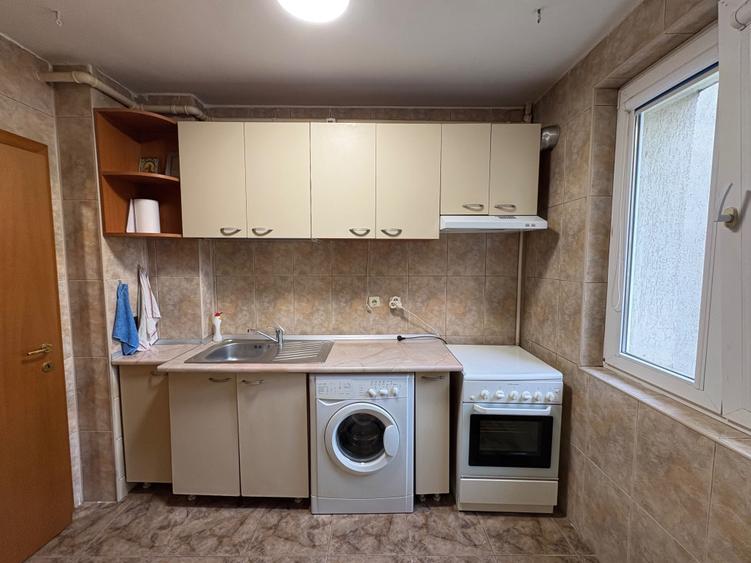 Apartament cu 3 camere semidecomandat în Basarab