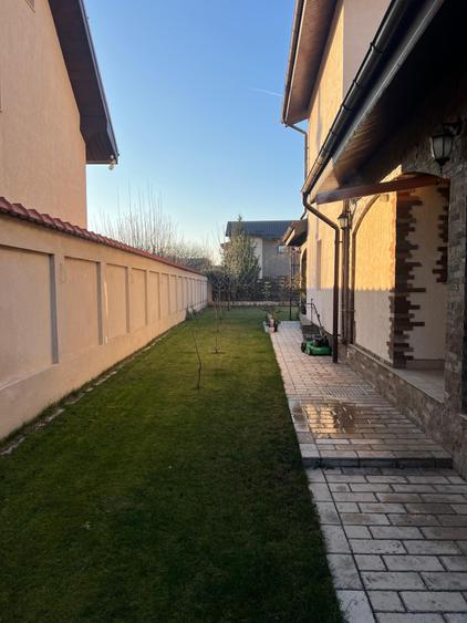 Casă individuală cu 6 camere cu Canalizare în Dobroești