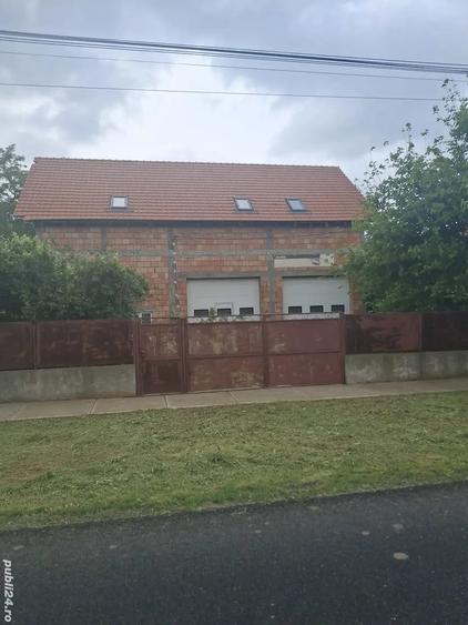 Casă cu 6 camere cu Teren 8000 Mp în Iratoșu