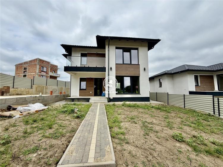 Casă cu 4 camere decomandat cu Teren 400 Mp în Bârnova