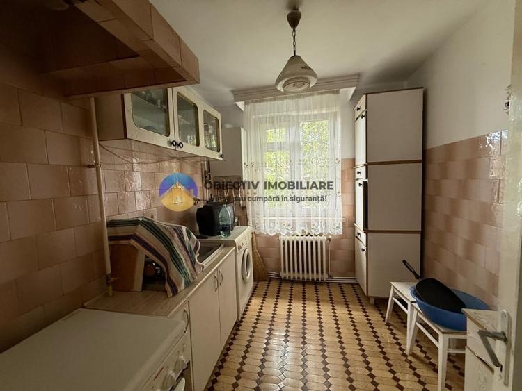 Apartament cu 3 camere semidecomandat, mobilat în Central