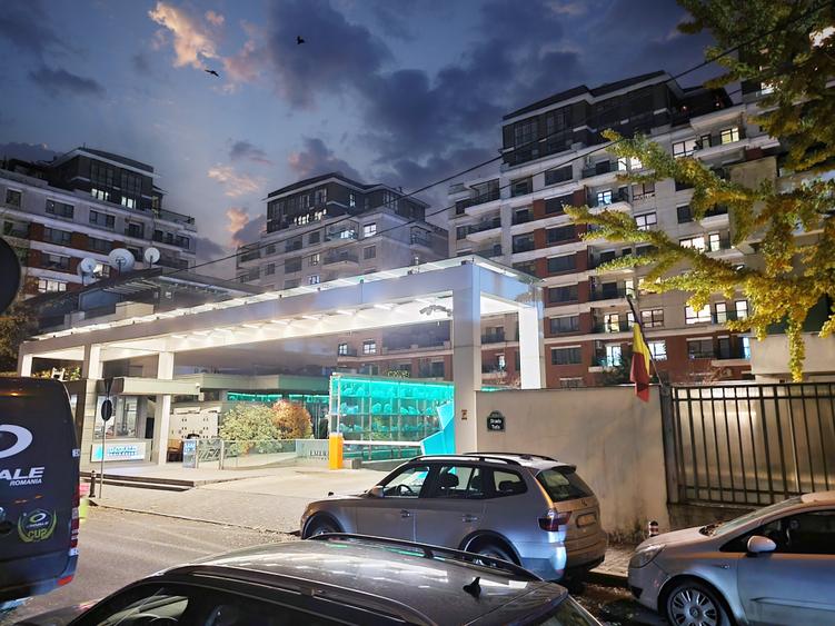 Apartament cu 4 camere decomandat în Barbu Văcărescu