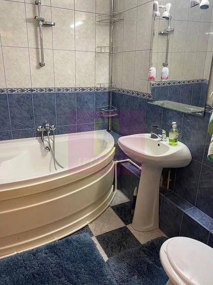 Apartament cu 4 camere semidecomandat în Văcăresti