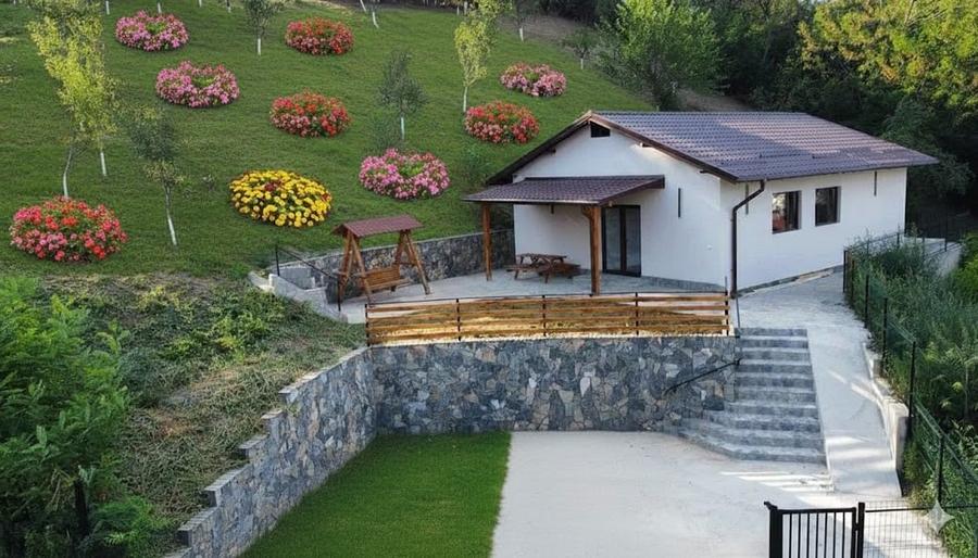 Casă individuală cu 3 camere cu Canalizare în Vălenii de Munte
