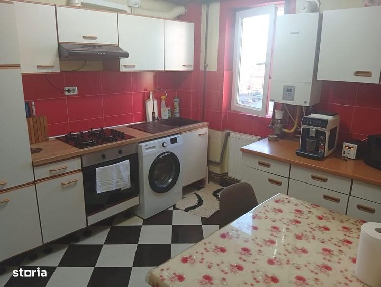 Apartament cu 3 camere semidecomandat în Grădiște