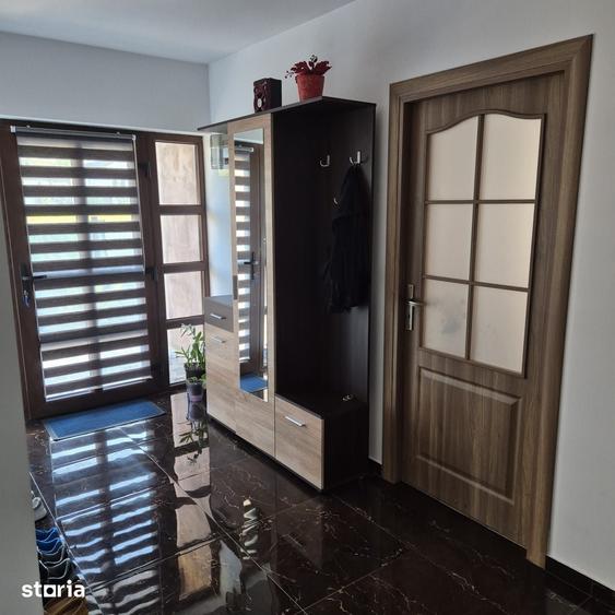 Casă cu 5 camere cu Teren 5000 Mp în Vidra