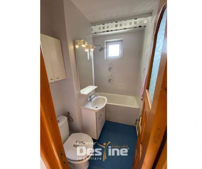 Apartament cu 4 camere semidecomandat, mobilat în Central