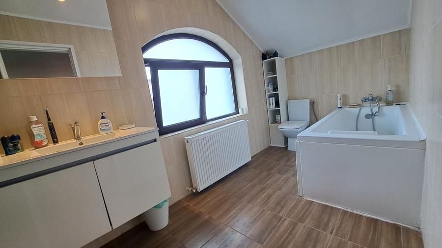 Casă individuală cu 5 camere cu Teren 300 Mp în Tunari