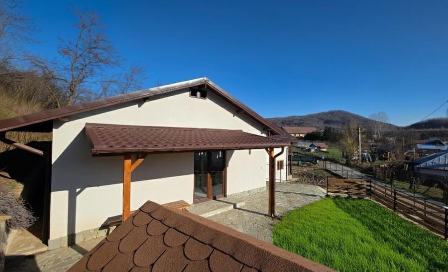 Casă individuală cu 3 camere cu Canalizare în Vălenii de Munte