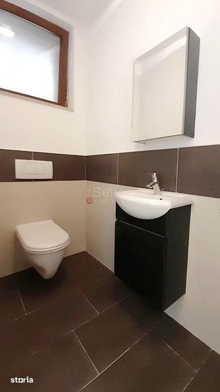 Casă cu 8 camere cu Teren 522 Mp în Schei