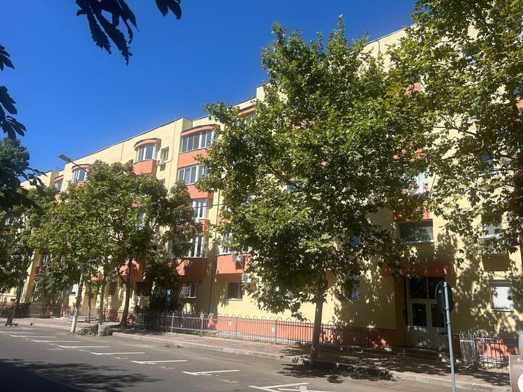 Apartament cu 3 camere în Calea Călărașilor