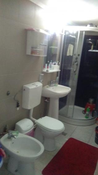 Casă individuală cu 6 camere cu Canalizare în Sărărie