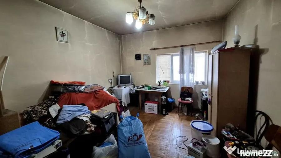 Apartament cu 3 camere semidecomandat în Basarab