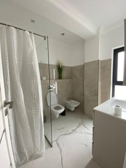 Apartament cu 4 camere decomandat, mobilat în Exterior Est