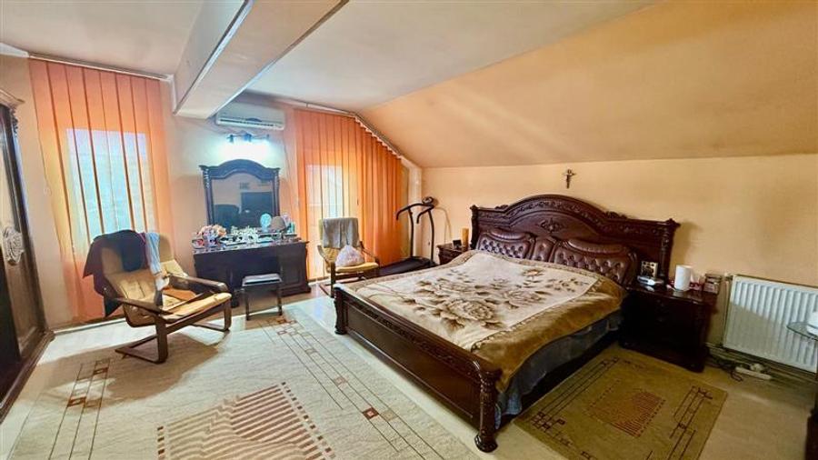 Casă cu 8 camere cu Teren 250 Mp în Păcurari