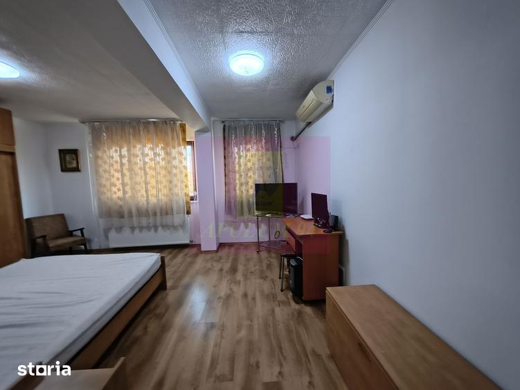 Casă cu 7 camere cu Teren 280 Mp în Rahova