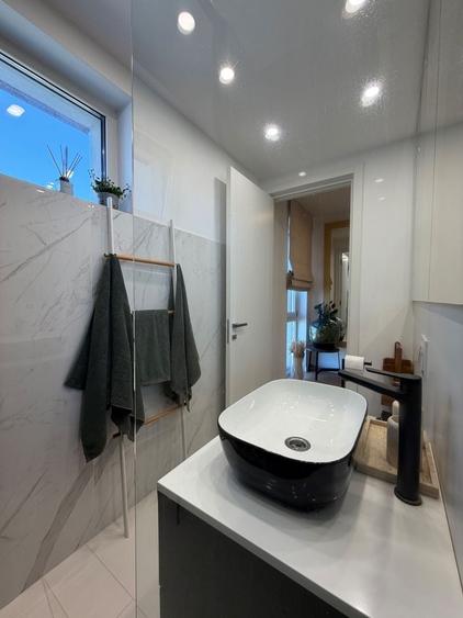 Apartament cu 3 camere semidecomandat, mobilat în Gruia