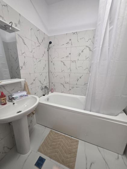 Apartament cu 2 camere decomandat în Roșu