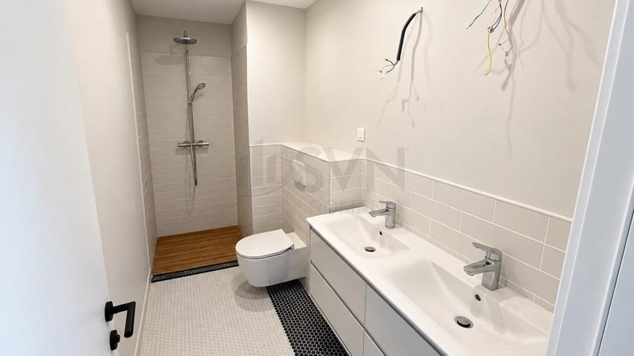 Apartament cu 5 camere decomandat în Băneasa