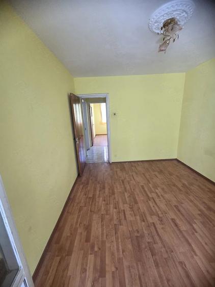 Apartament cu 3 camere semidecomandat în 1 Decembrie 1918