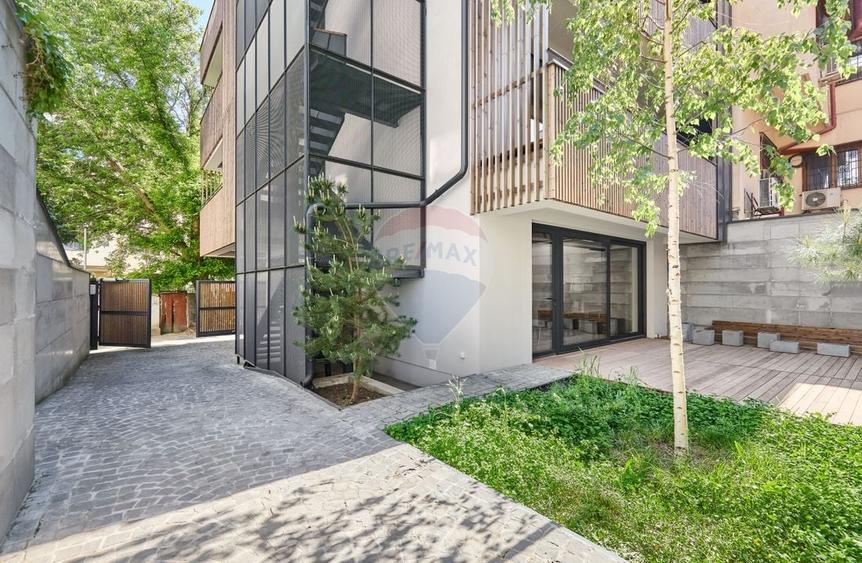 Apartament cu 4 camere semidecomandat în Dorobanți