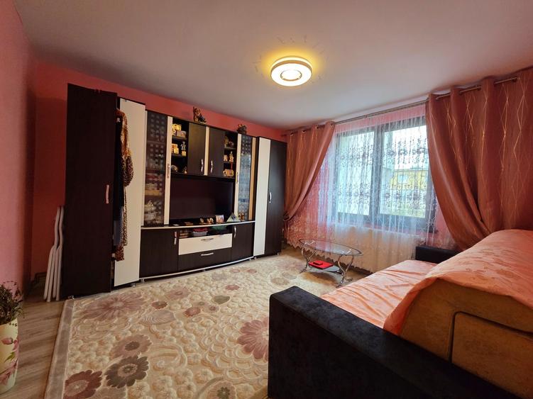 Apartament cu 3 camere decomandat, mobilat în Alexandru cel Bun
