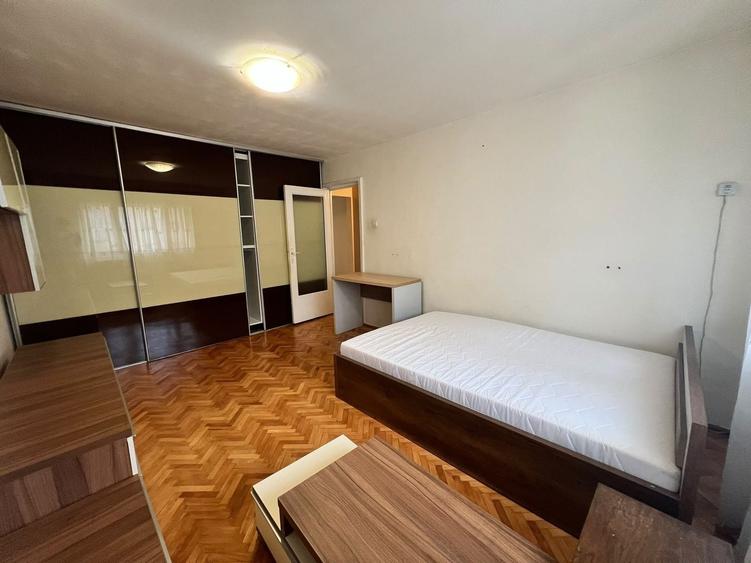 Apartament cu 3 camere decomandat, mobilat în Între Lacuri