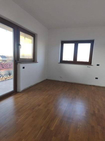 Casă cu Teren 2500 Mp în Marginea