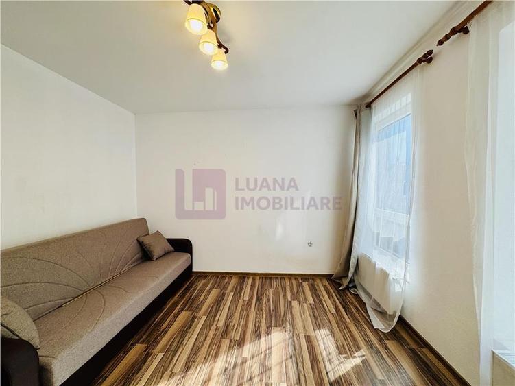 Apartament cu 3 camere semidecomandat, mobilat în Central