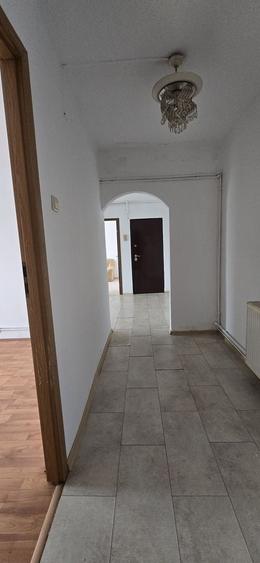 Apartament cu 3 camere decomandat în Micro 6