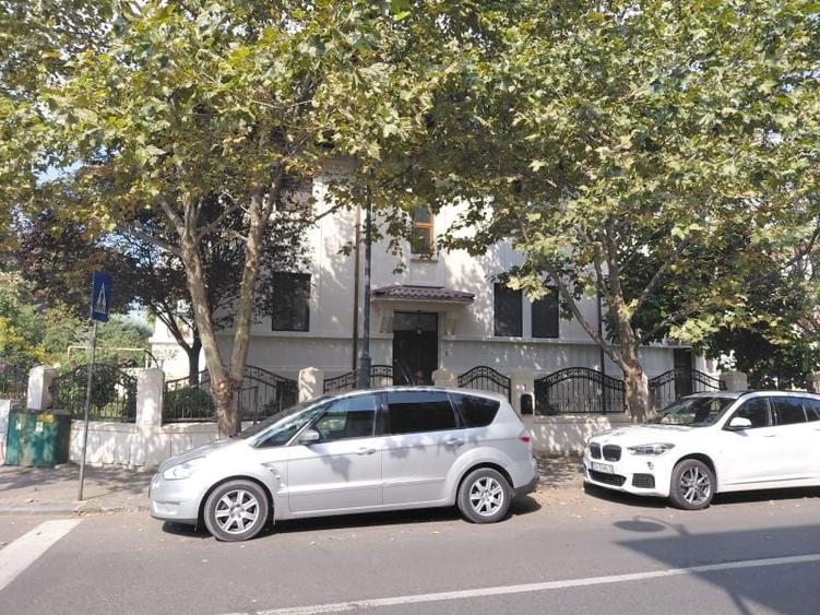 Apartament cu 4 camere semidecomandat în Aviatorilor