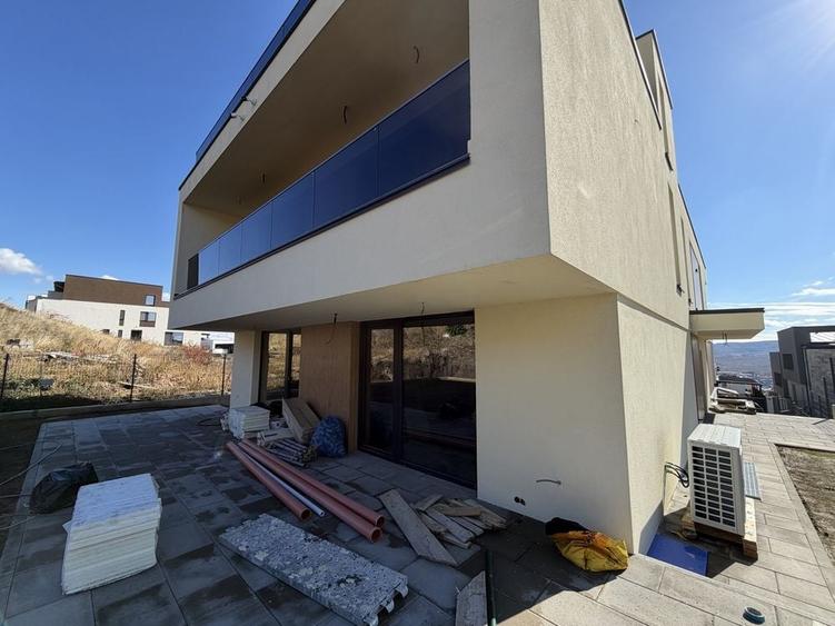 Casă cu 4 camere în Exterior Vest