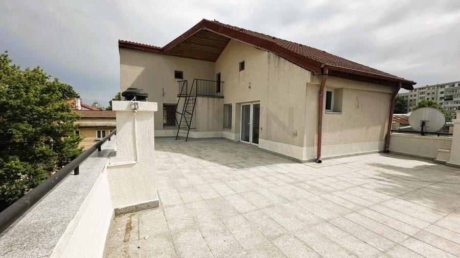 Casă individuală cu 7 camere cu Canalizare în Domenii