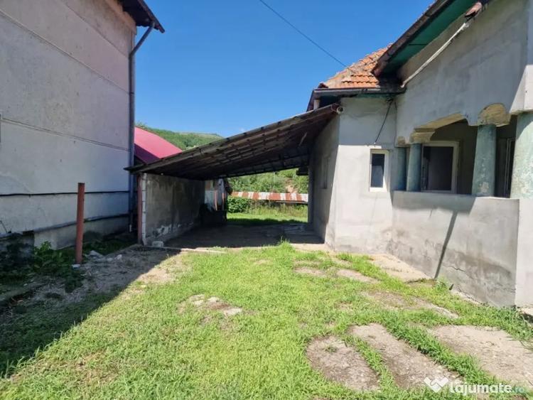 Casă cu 4 camere cu Teren 400 Mp în Călinești