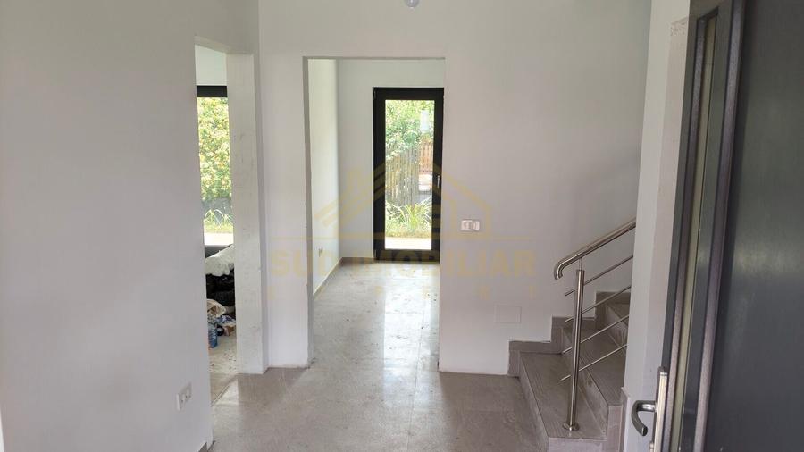 Casă individuală cu 5 camere cu Canalizare în Central