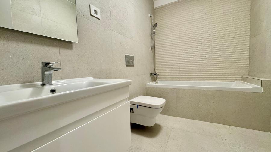 Apartament cu 3 camere semidecomandat în P-ta Presei Libere