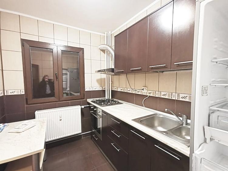Apartament cu 3 camere decomandat în Lacul Tei