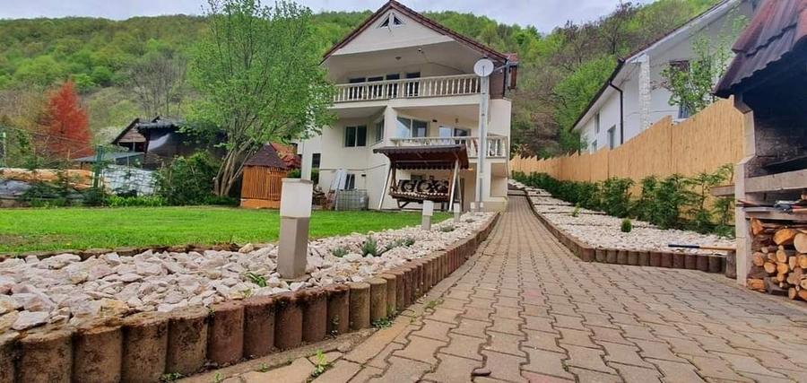Casă cu 4 camere în Valea Mănăstirii